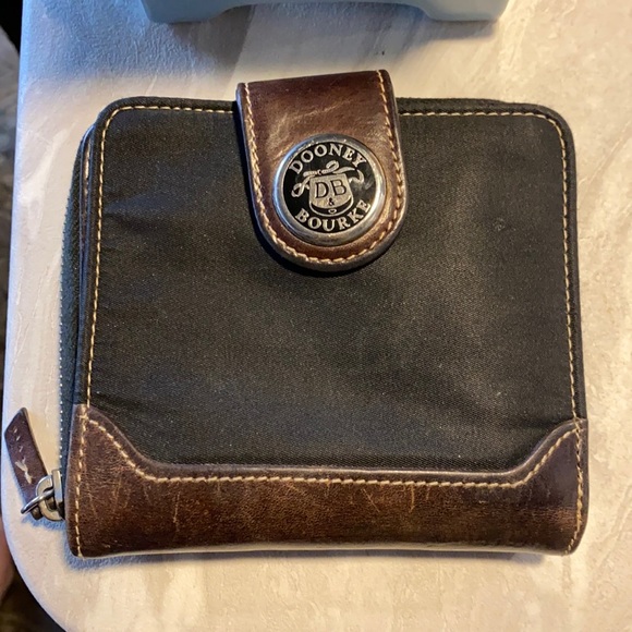 Dooney bourke wallet - Picture 1 of 6